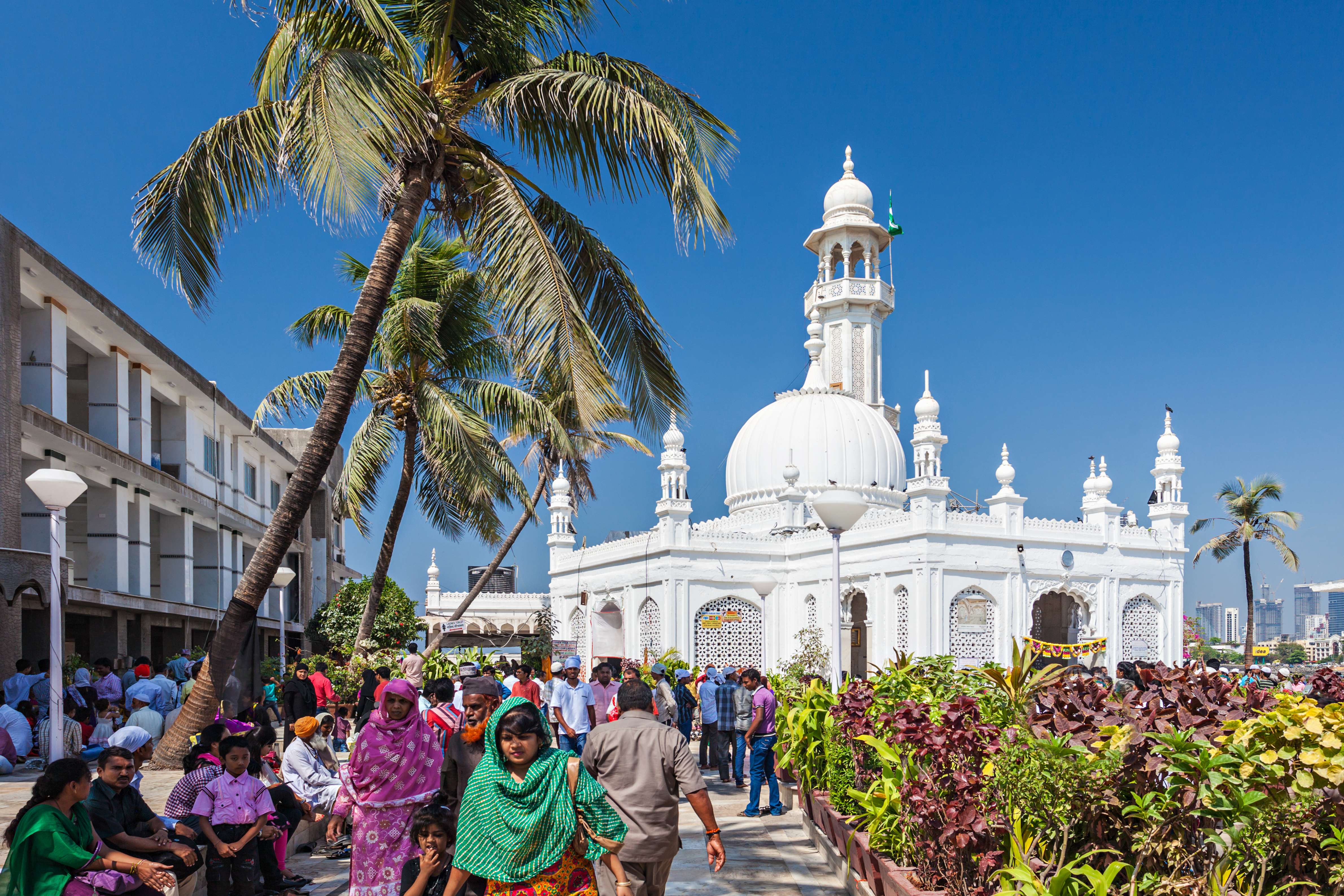 Haji Ali (17 km from Mumbai Airport)