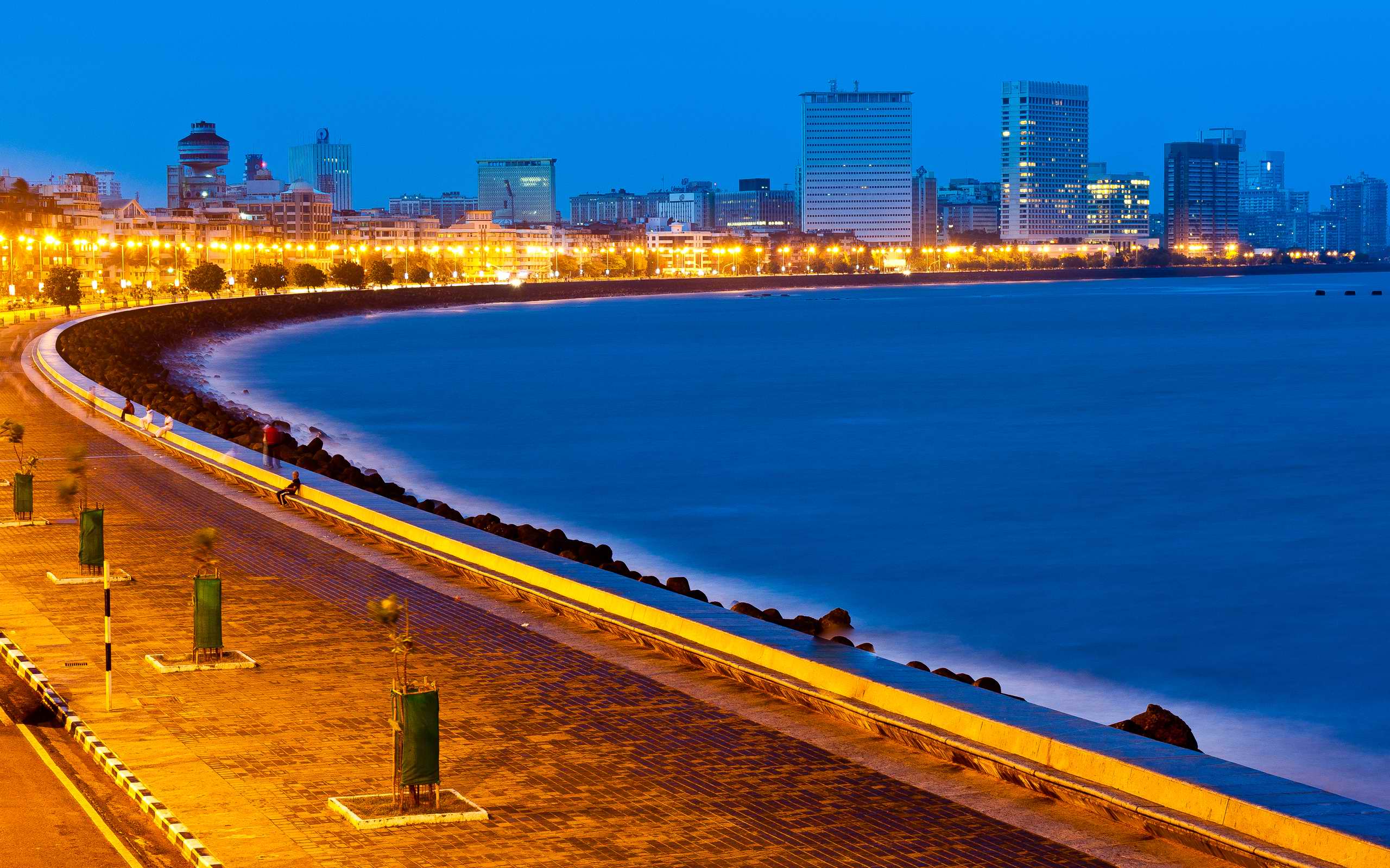 Marine Drive (22 km from Mumbai Airport)