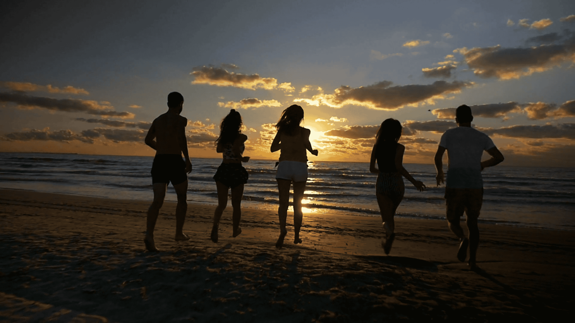 Chowpatty Beach (20 km from Mumbai Airport)