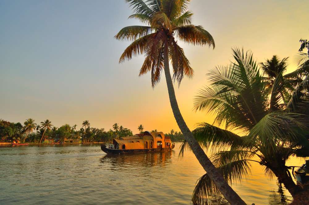 30 Alleppey Houseboats, Book Now & Get Upto 50% Off