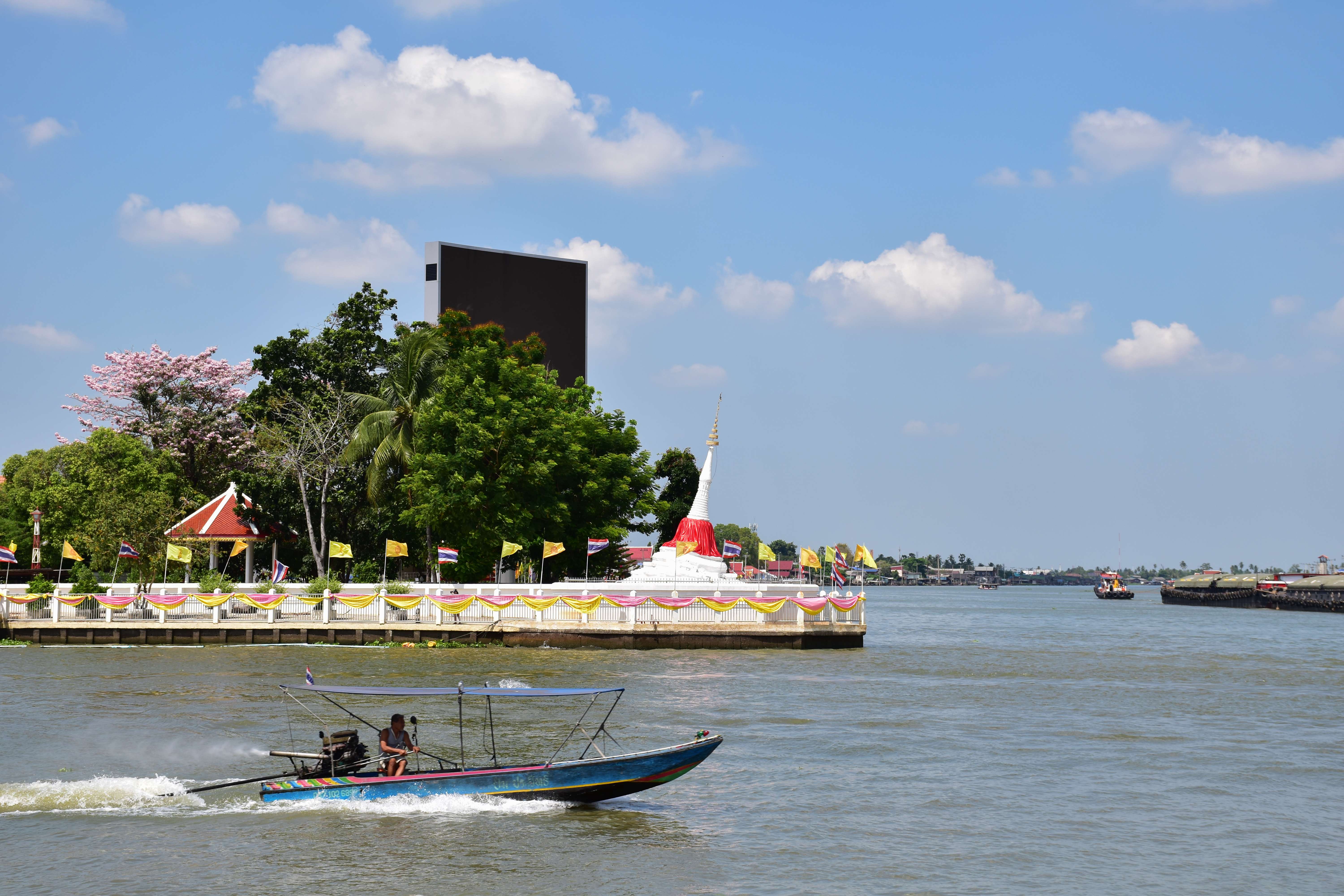 Take a Boat to Koh Kret Island