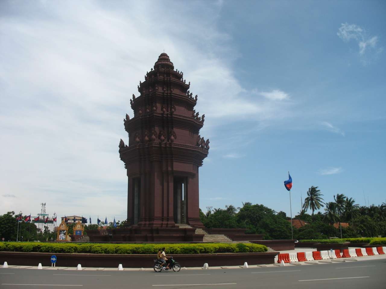 Visit Independence Monument (Vimean Ekareach)