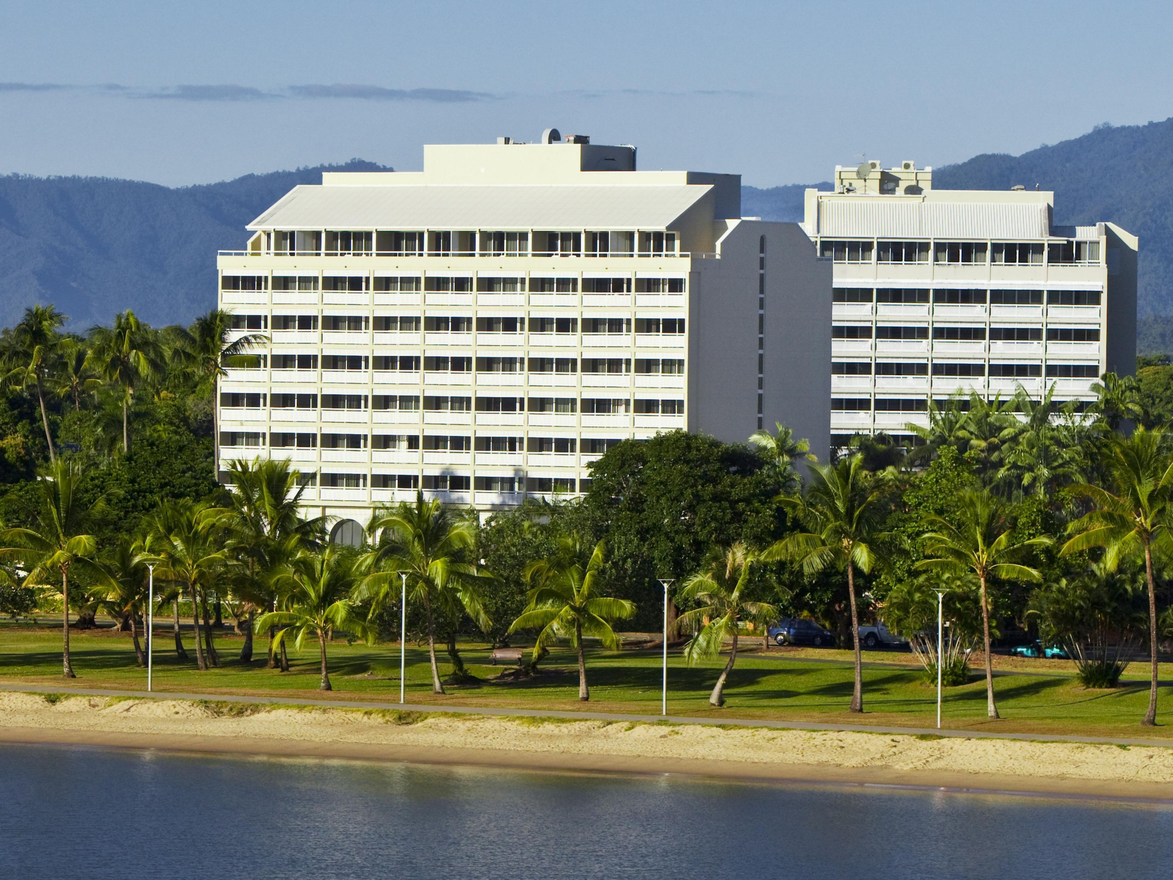 Holiday Inn Cairns Harbourside