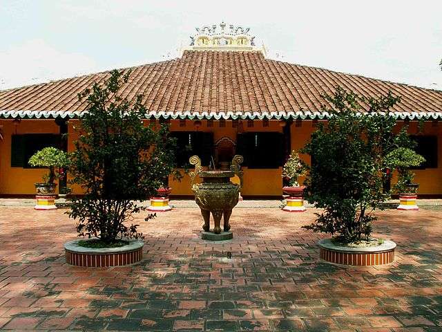 Visit Giac Lam Pagoda