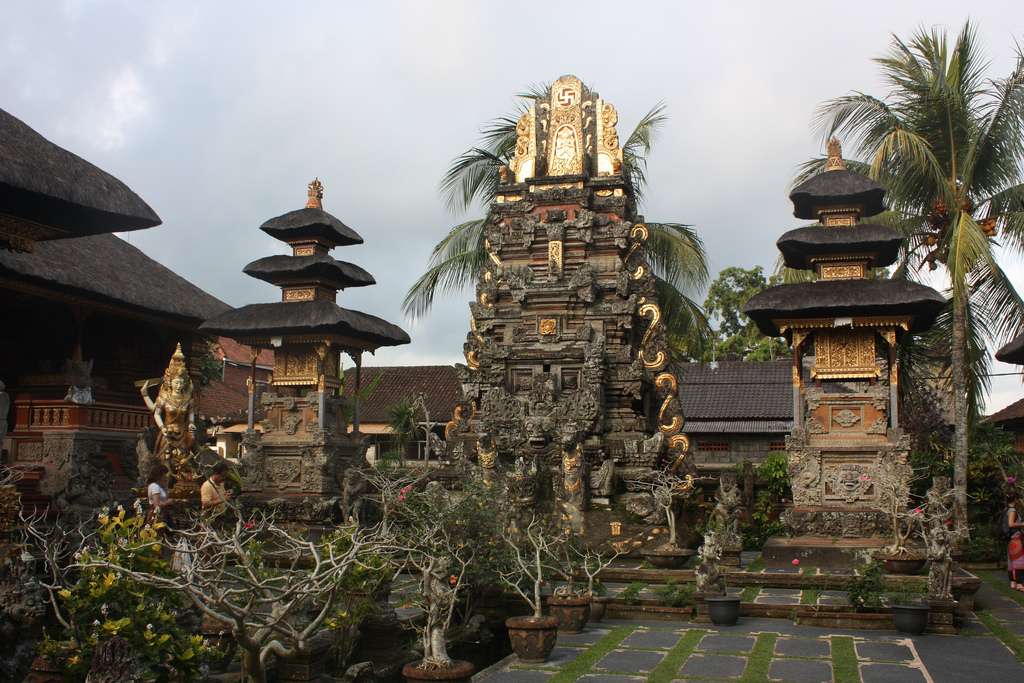 Pray at Pura Tamam Saraswati