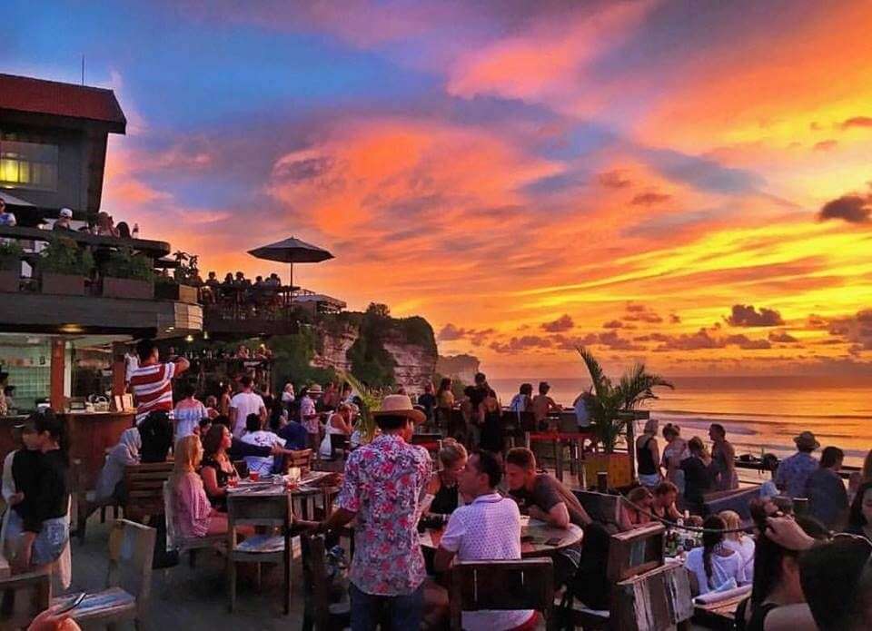  Enjoy Sunset Vibes and Music at Single Finns Beach Club