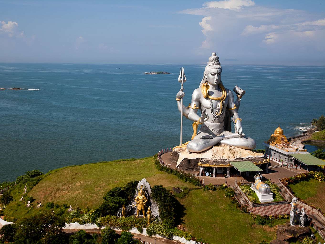 1492182966 lord shiva in murudeshwara temple