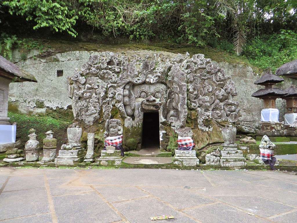 Lamgau Caves