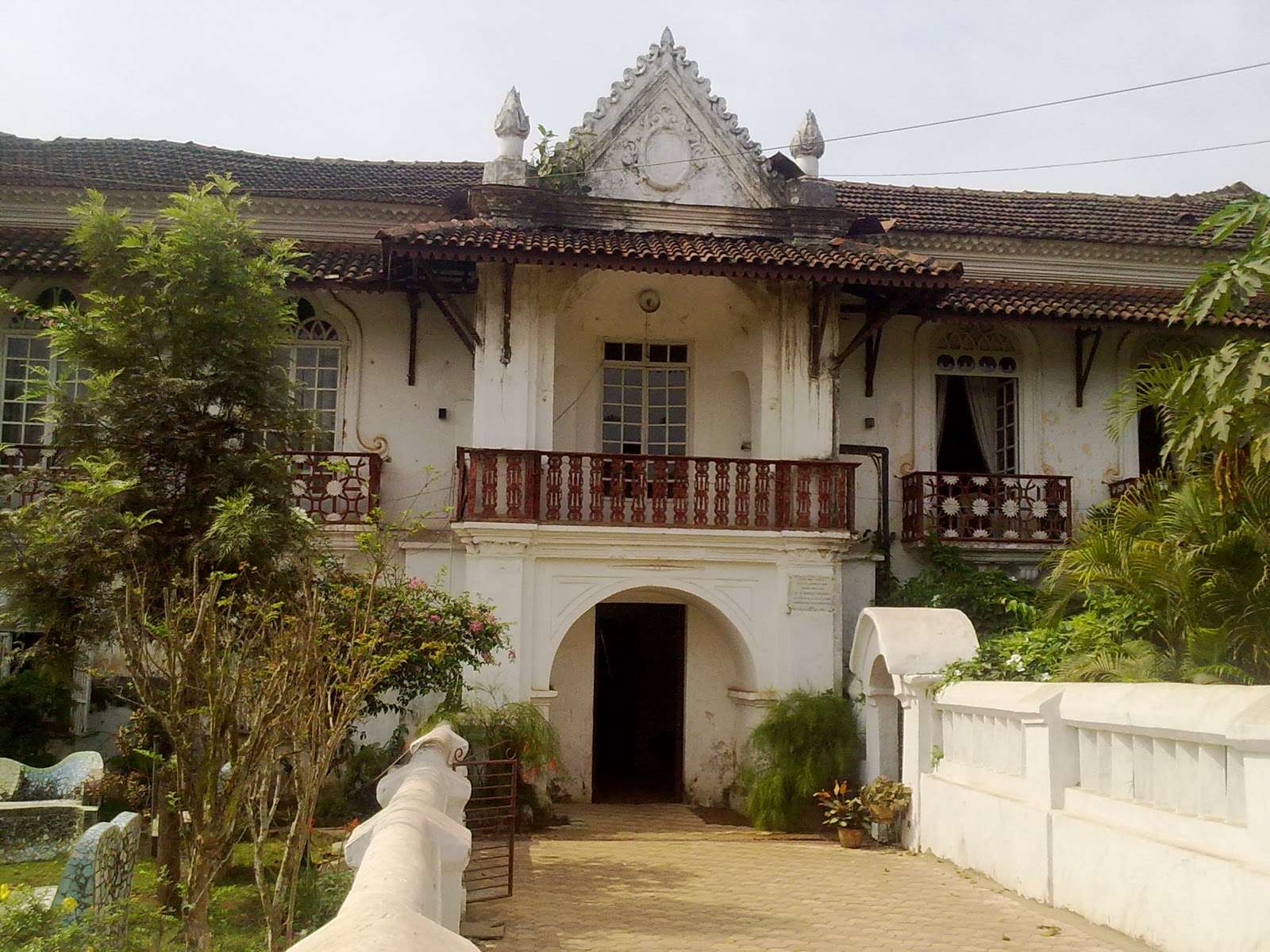 Dr Alvaro loyola Furtado Mansion