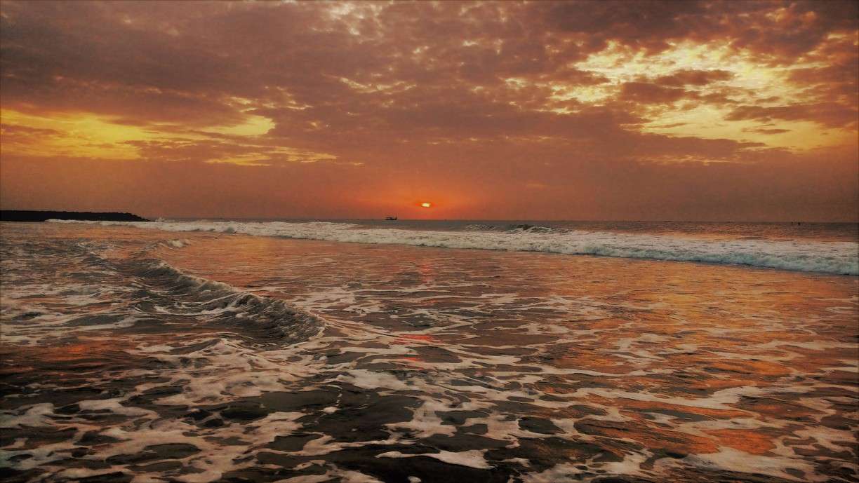 Enjoy Stunning Sunrise at Rock Beach