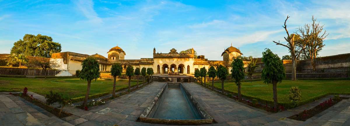 Get Romantic Couple Shoot at Rani Mahal