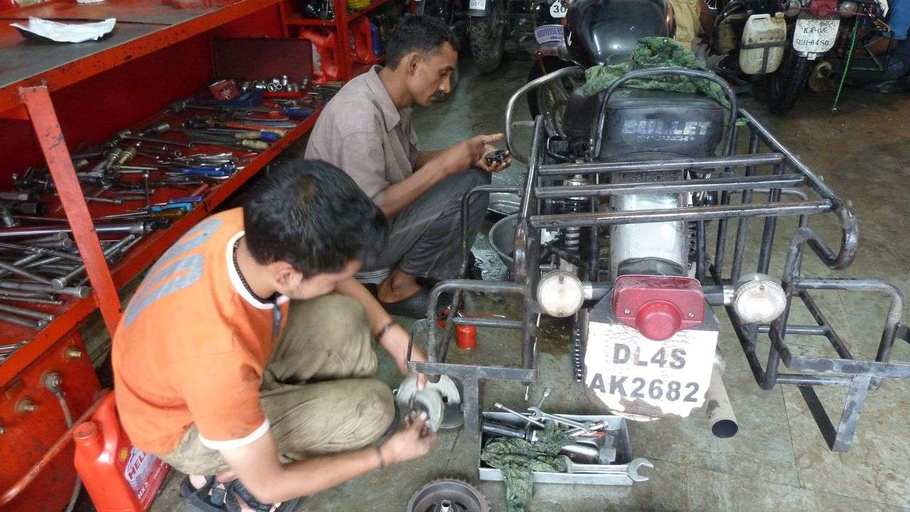 Mechanics on Delhi - Leh Highway