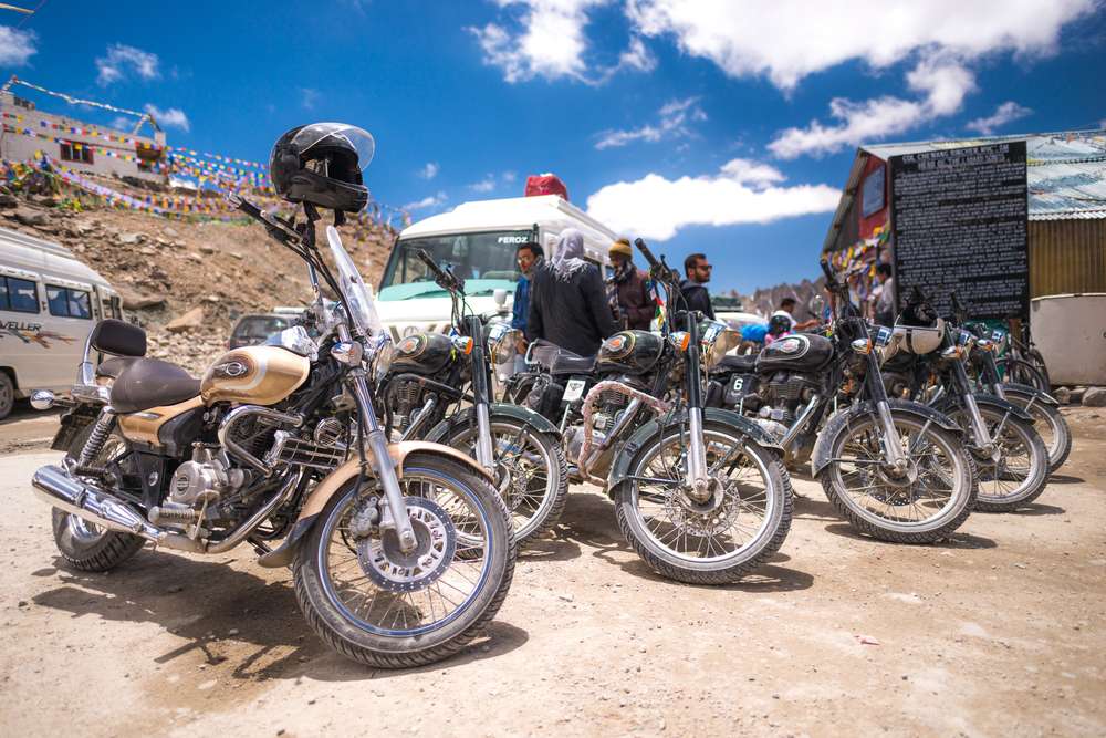 What are the things I must check before renting a bike in Leh?