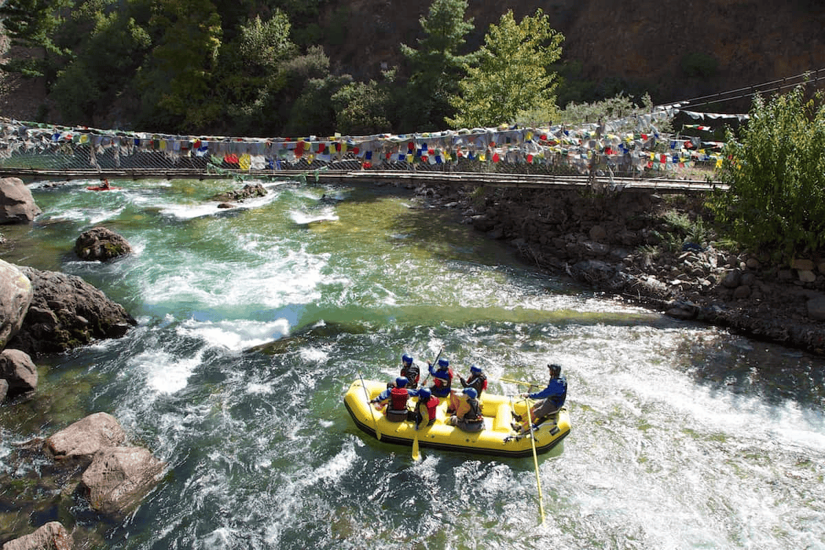 Rafting in Mo Chhu River