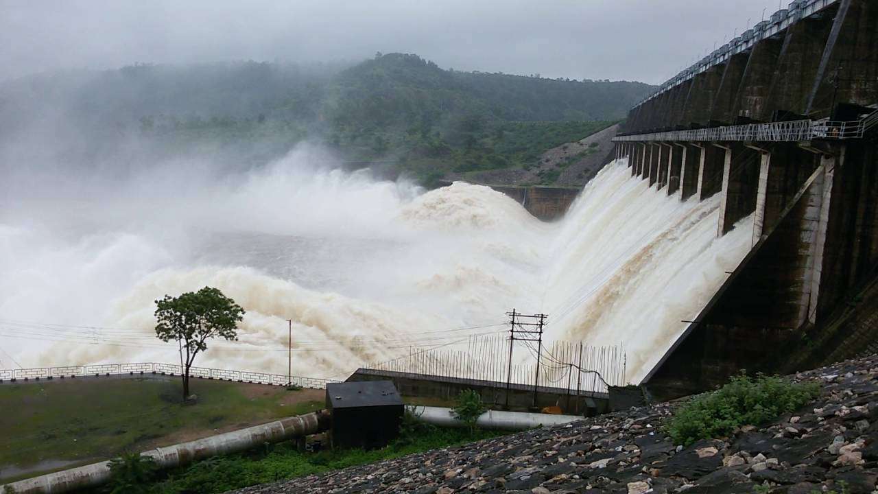 Mahi Dam (160 km from Udaipur)