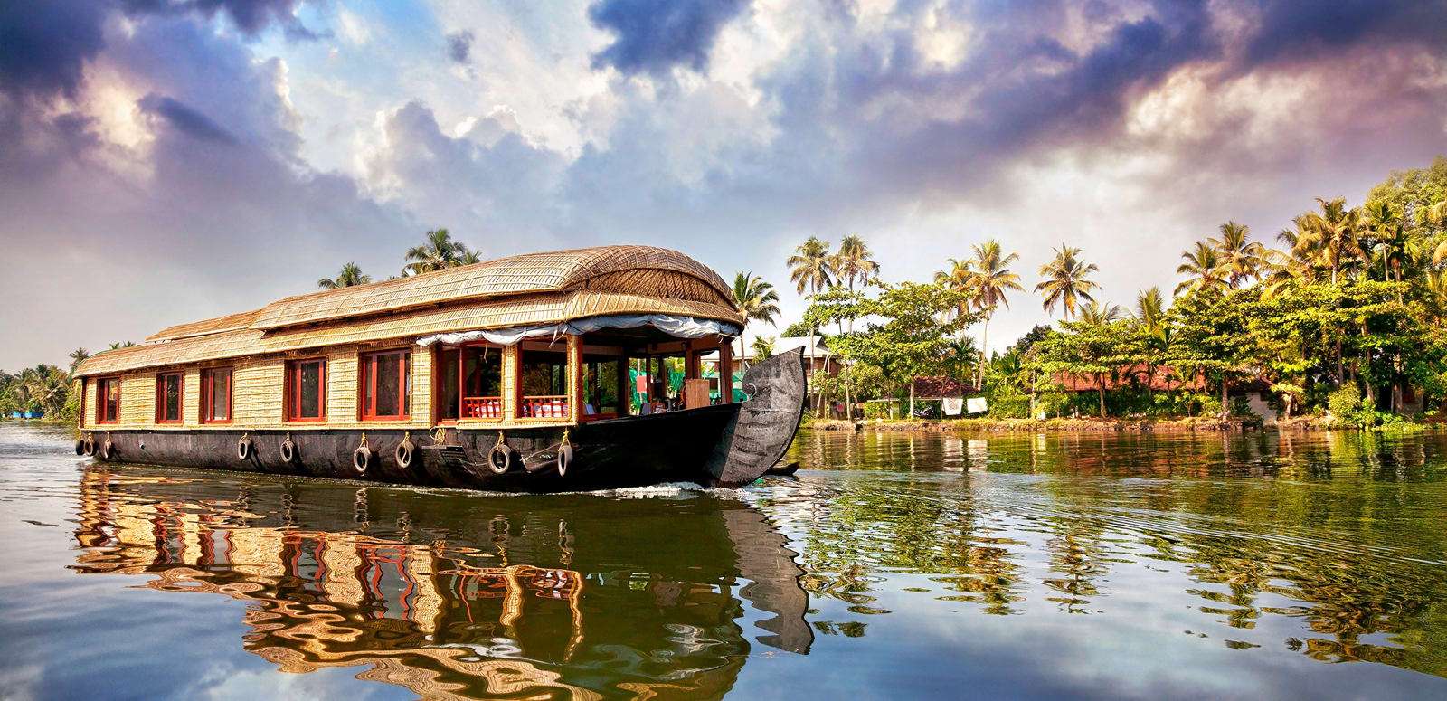 Taste the Luxury With Houseboat Cruising