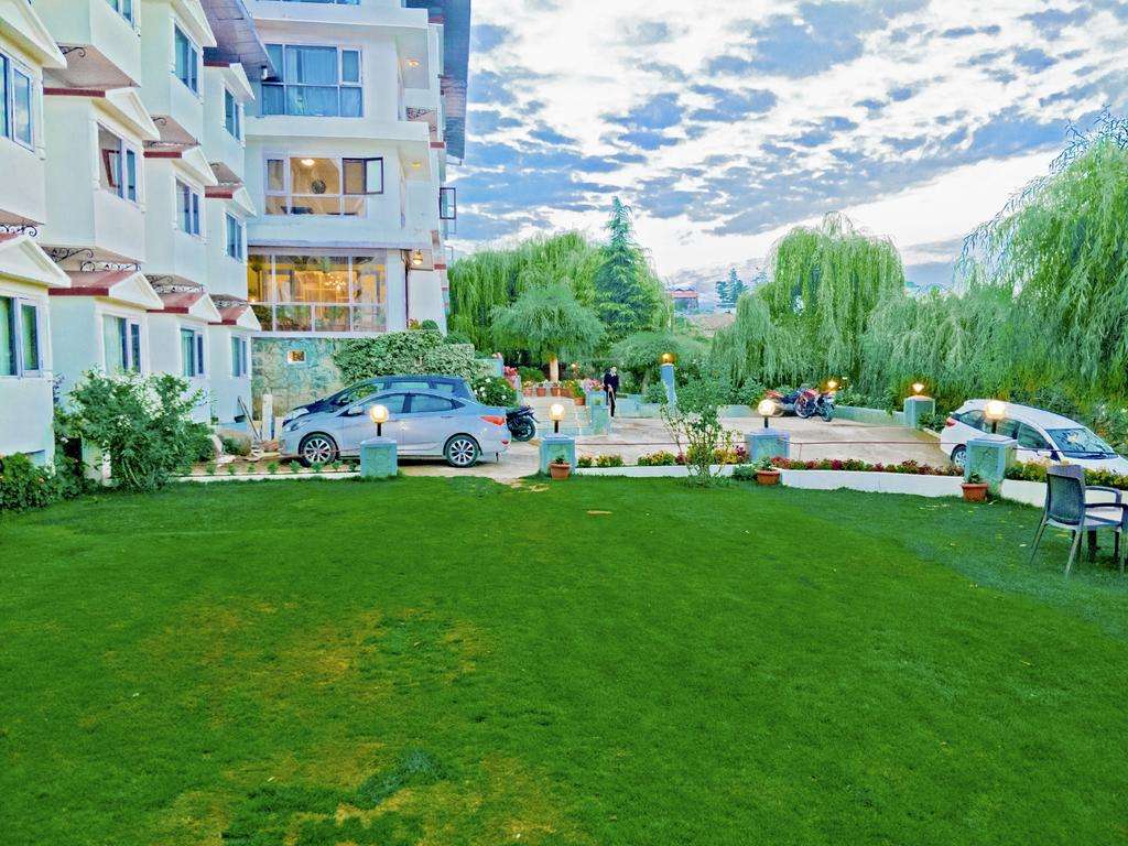 Royal Jardin Whistling Pines Resort