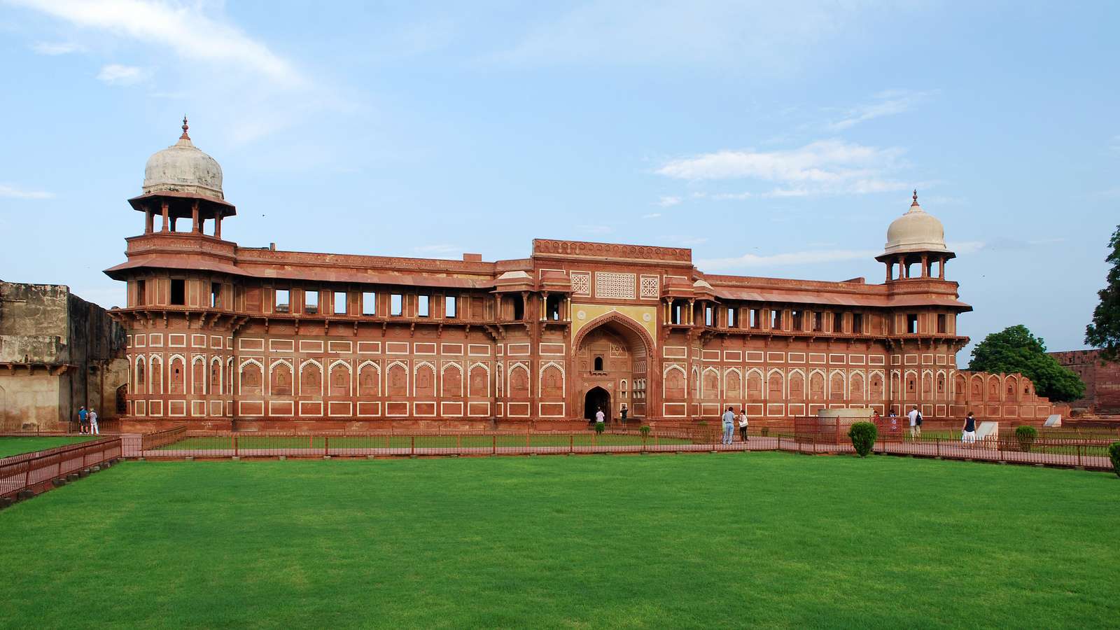 Delve In The beauty Of Jahangir Mahal