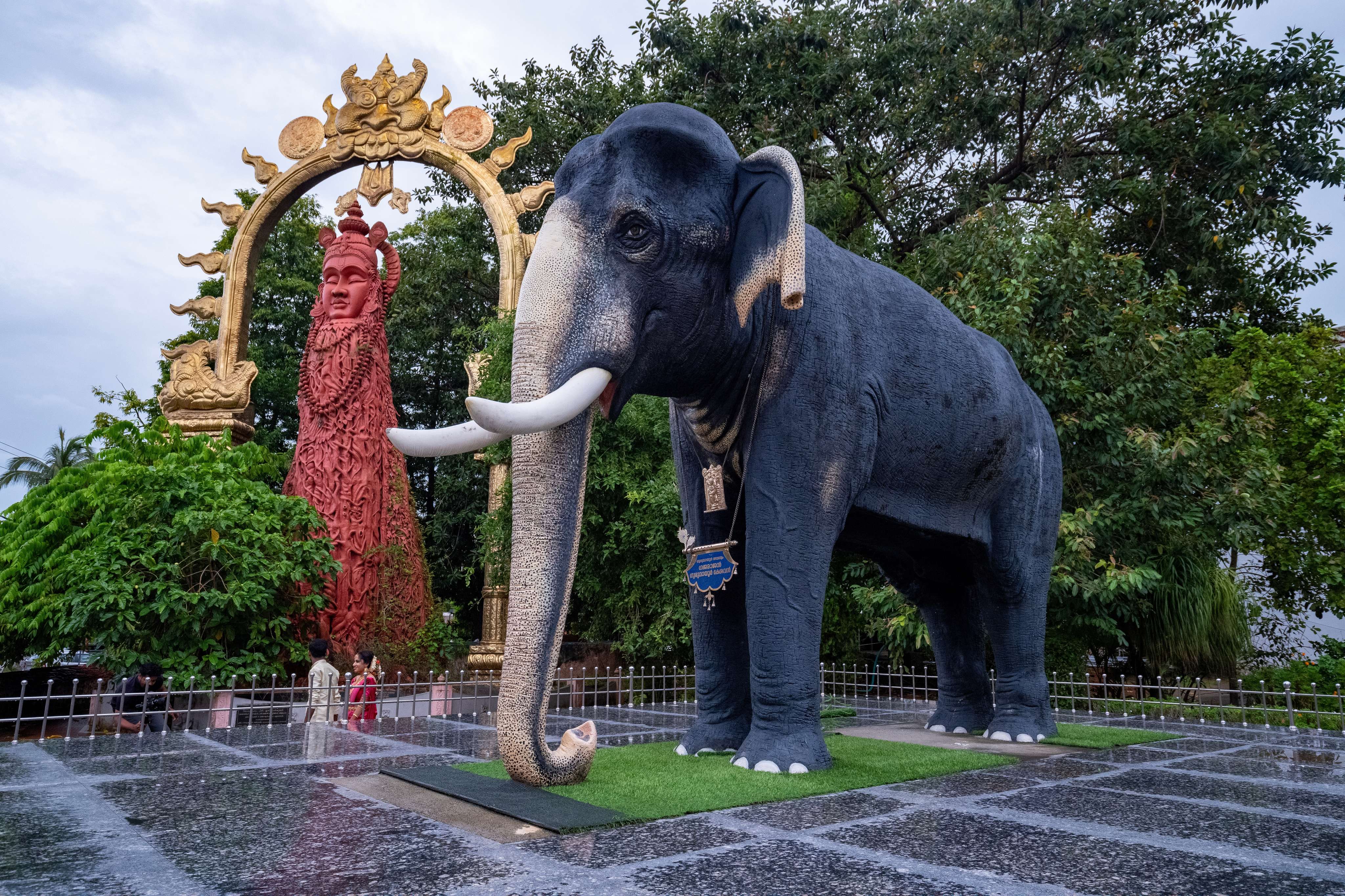 Statues of Maraprabhu and Guruyaur Kesavan