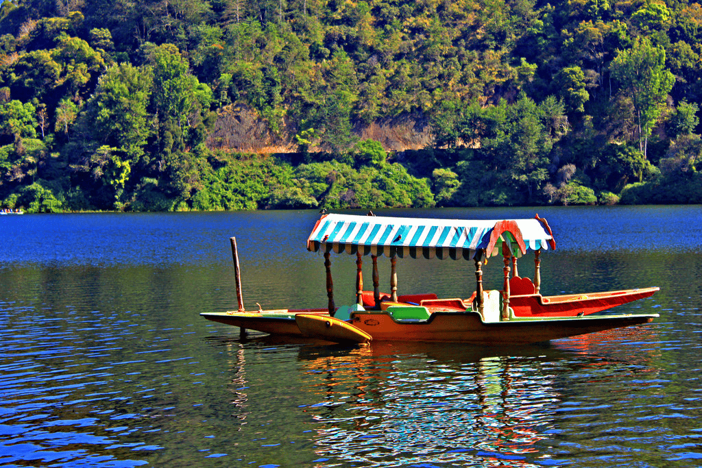 Shikara Ride in Kundala Lake