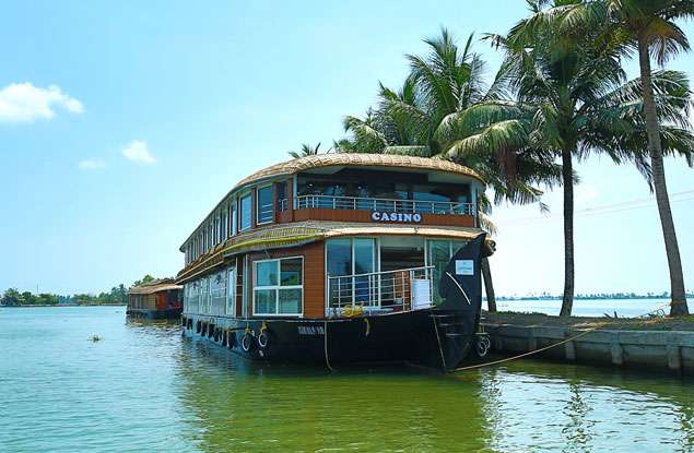 River Queen Houseboats