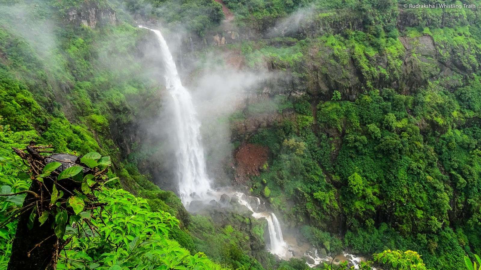 Lingmala Waterfall (260 km from Mumbai)