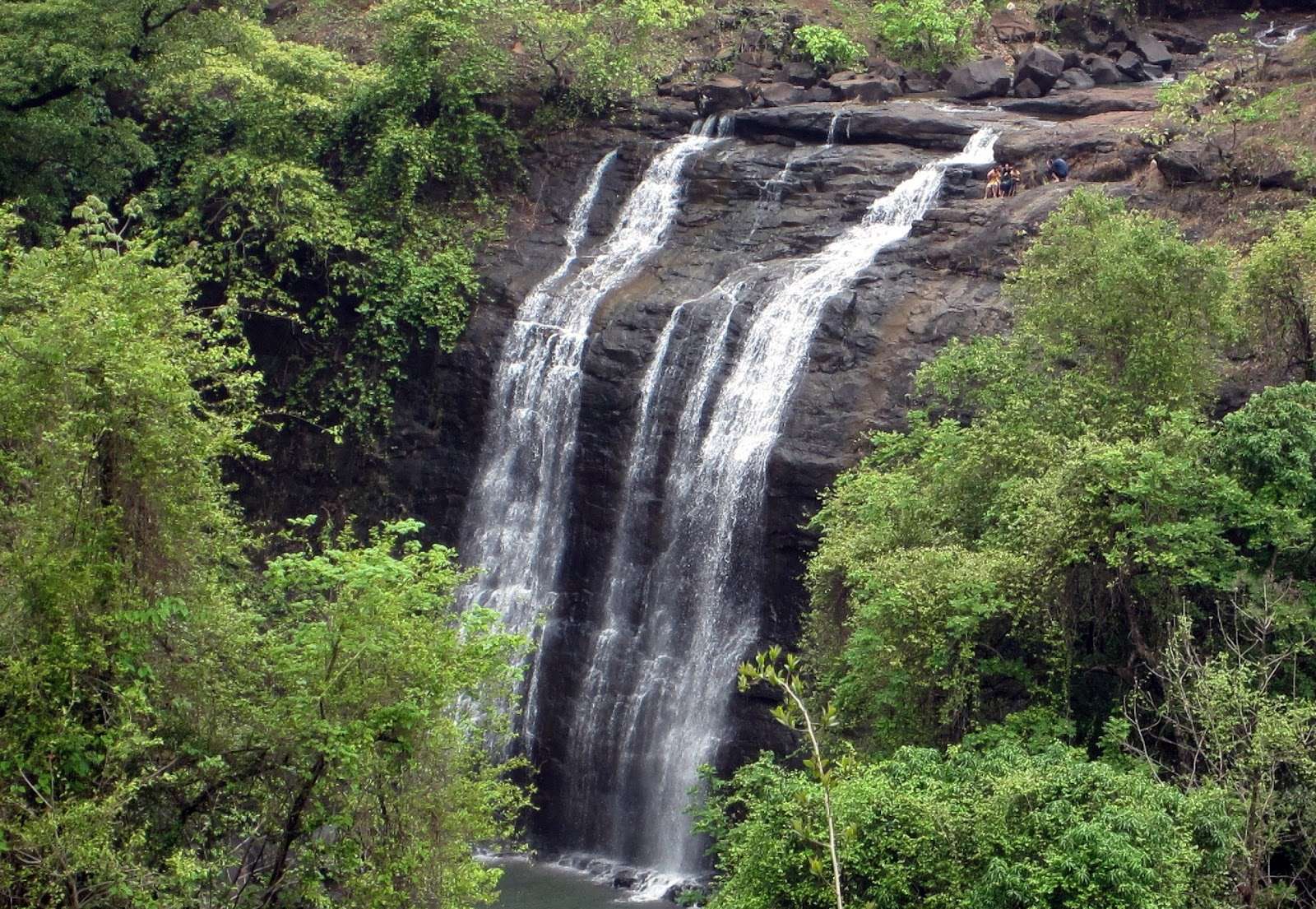 Vihigaon Waterfalls (242 km from Pune)