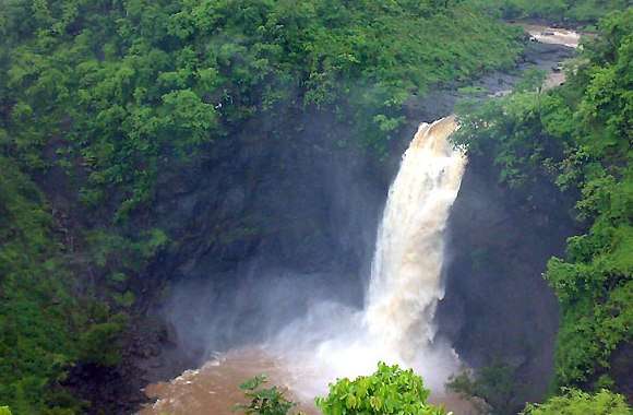 Dabhosa Waterfall (290 km from Pune)