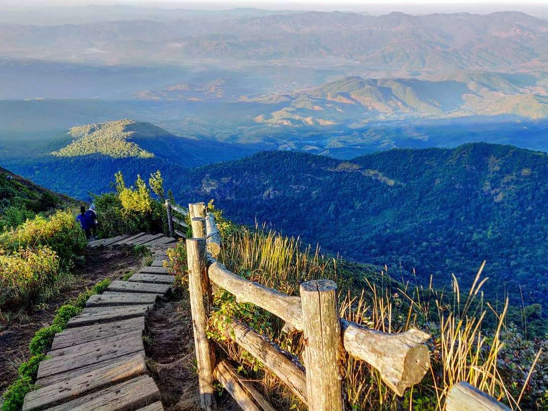 An 800-Steps Climb to The Heavenly Doi Prat Bet
