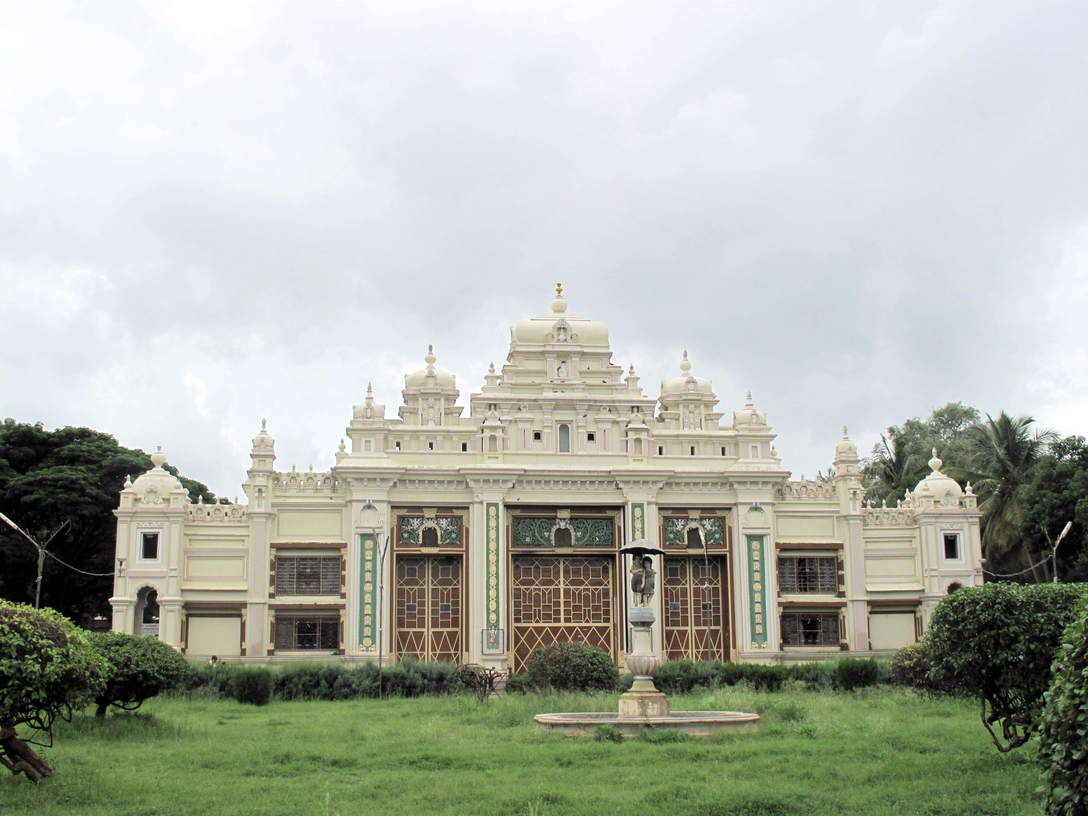 Jaganmohan Palace Art Gallery And Auditorium