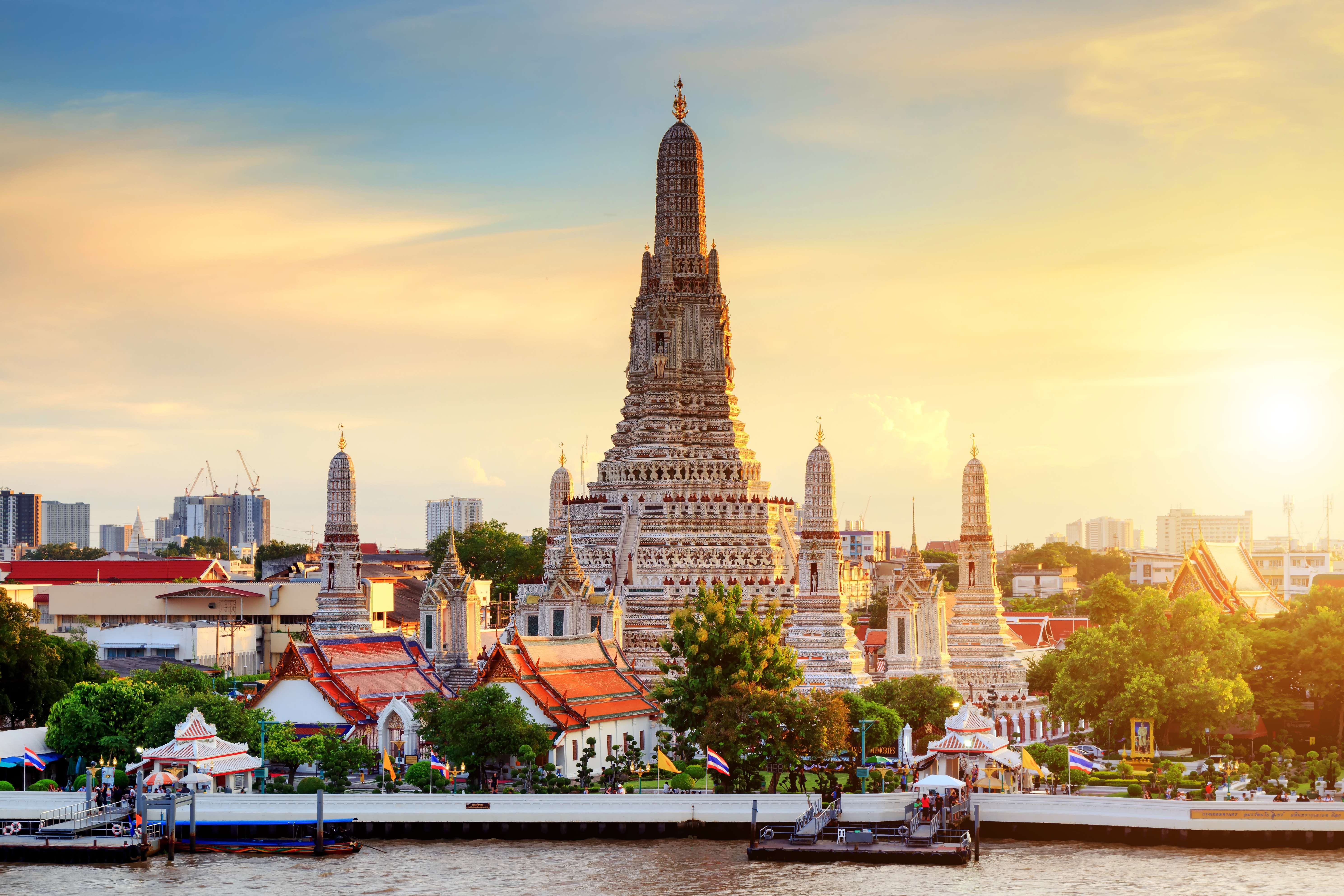 Worship at Wat Arun