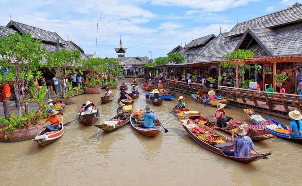 Try out Thai Delicacies at Pattaya Floating Market