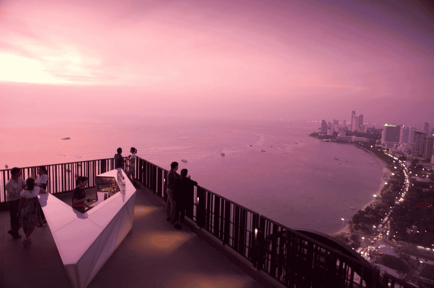 Head to the Horizon Bar and Restaurant for a Romantic Date