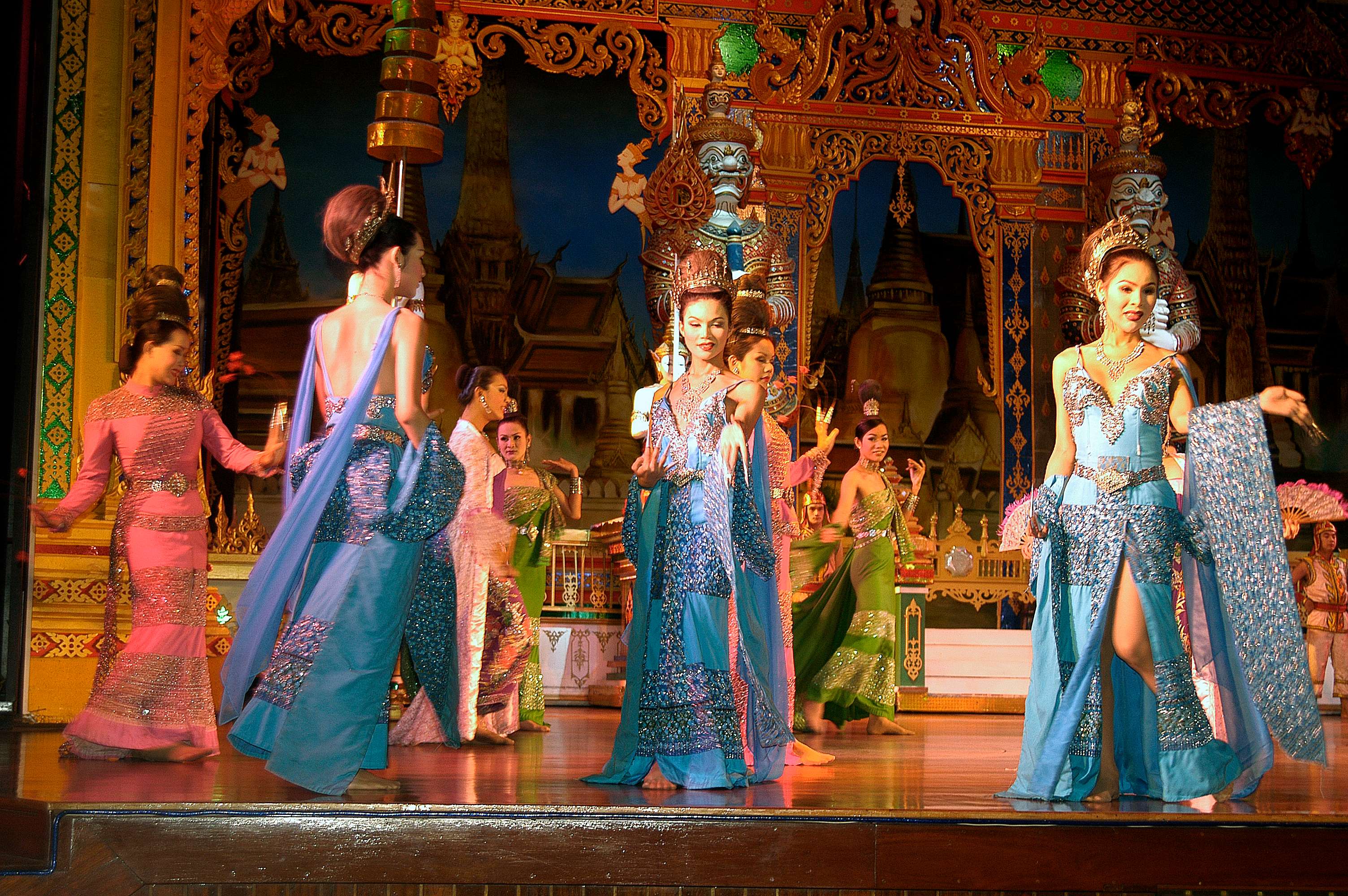 Enjoy Cabaret Dances at Ladyboy Cabarets