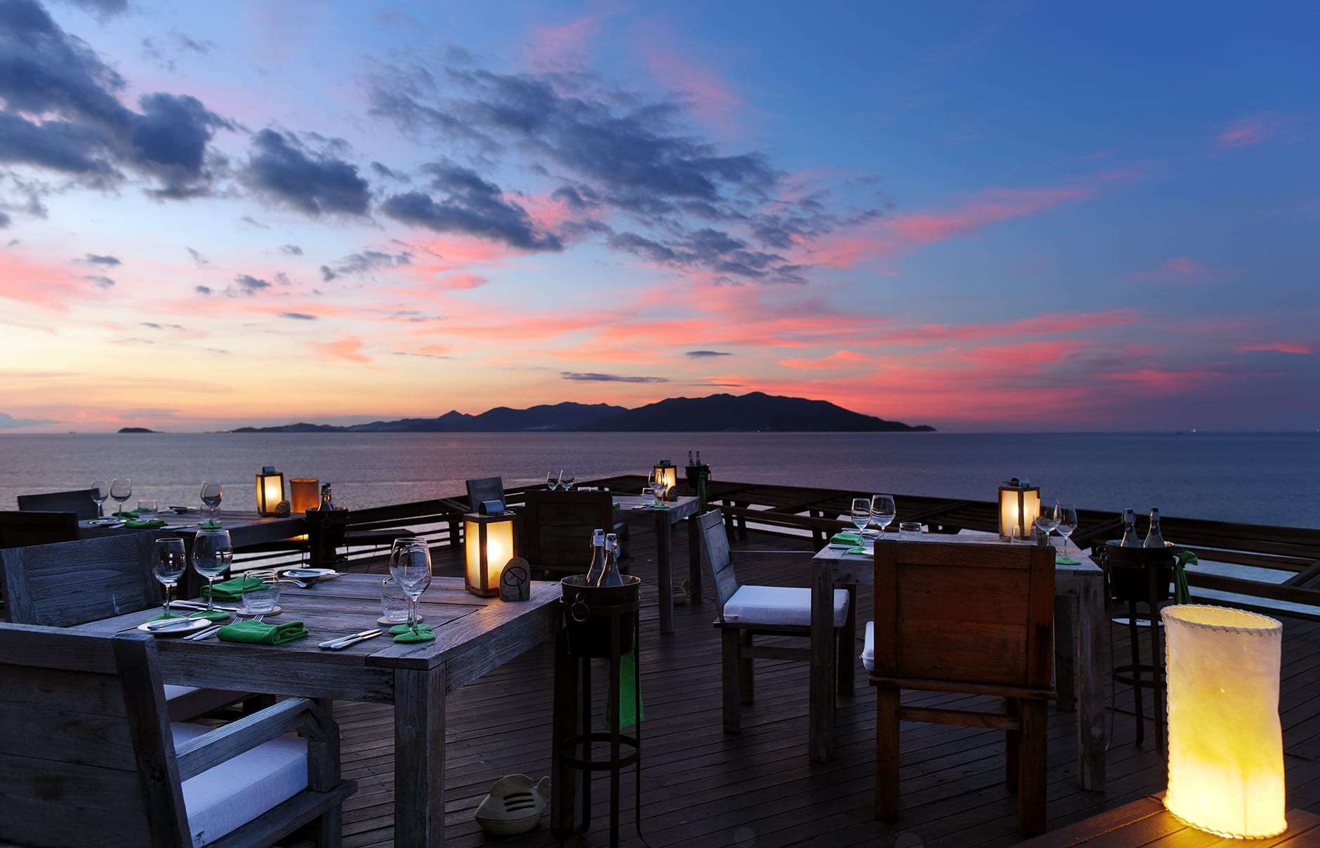 Enjoy Dinner at Dining on The Rocks