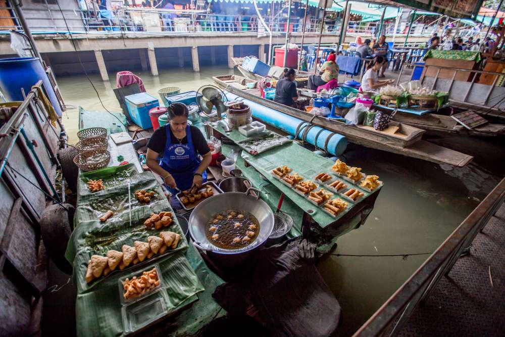 Lam Phaya Floating Market