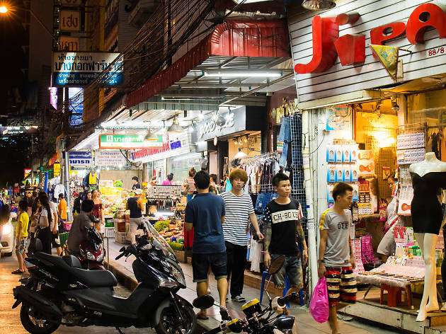 Huai Khwang Night Market