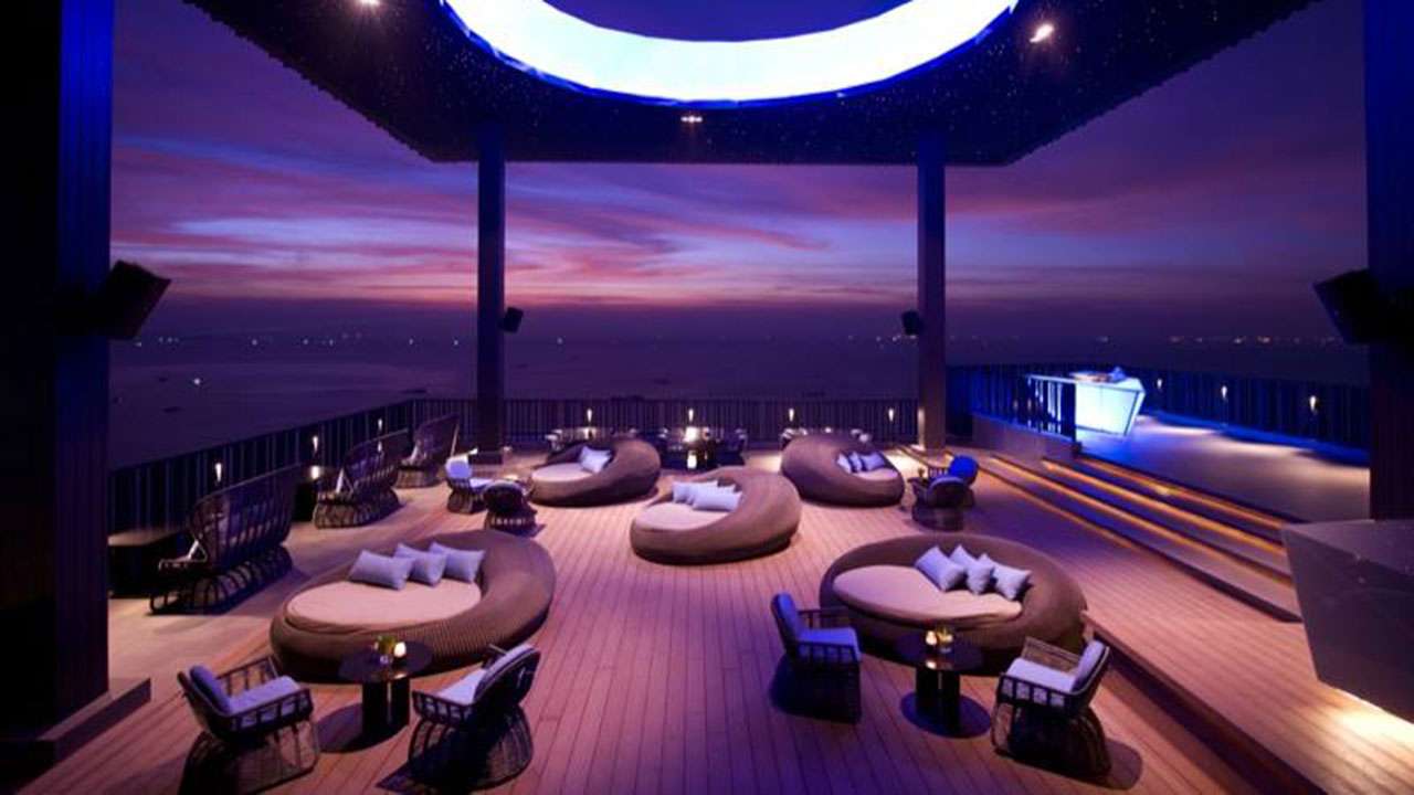 Dine at Horizon Rooftop Bar