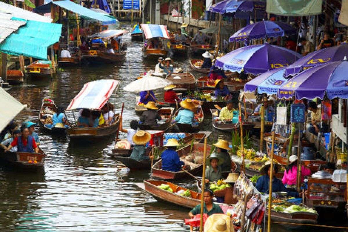 Wat Takien Floating Market