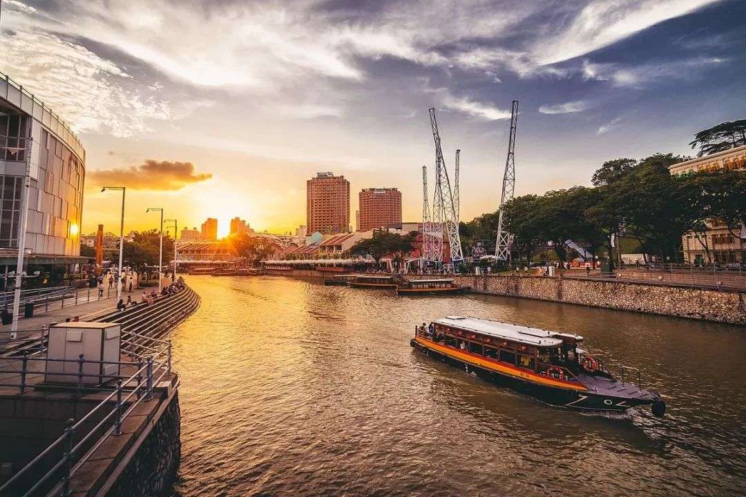 Spend a Romantic Evening along Singapore River Cruise
