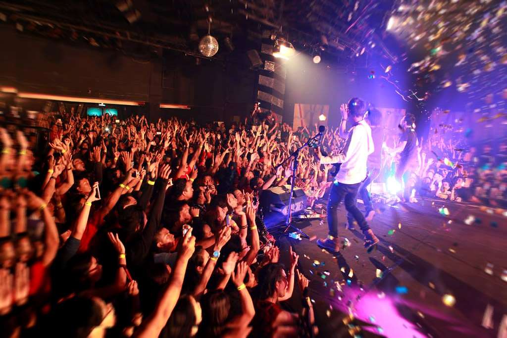 Enjoy Refreshing Drinks and Dance at Famous Bars