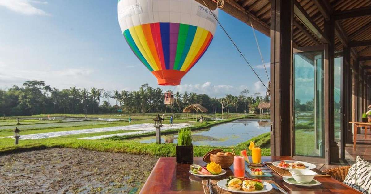 Take a Romantic Hot Balloon Ride with Delicious Dinner