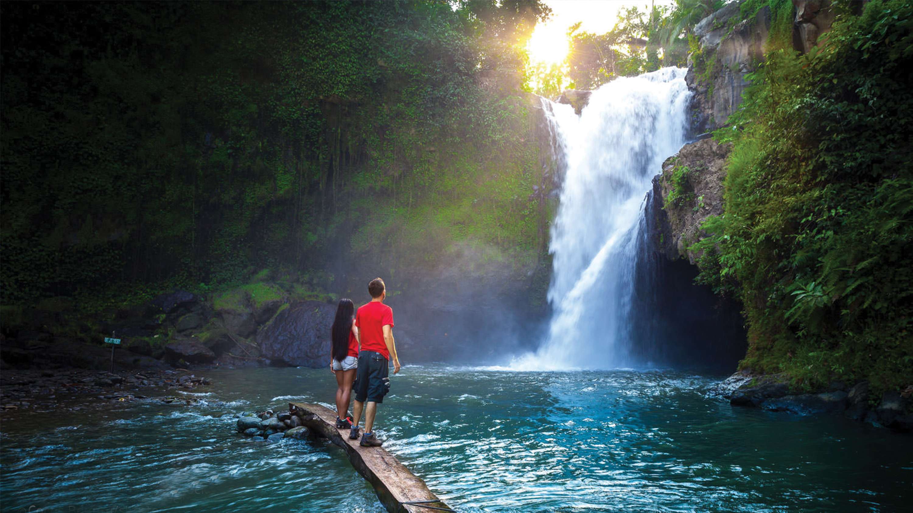 Dive in Tegenungan waterfall