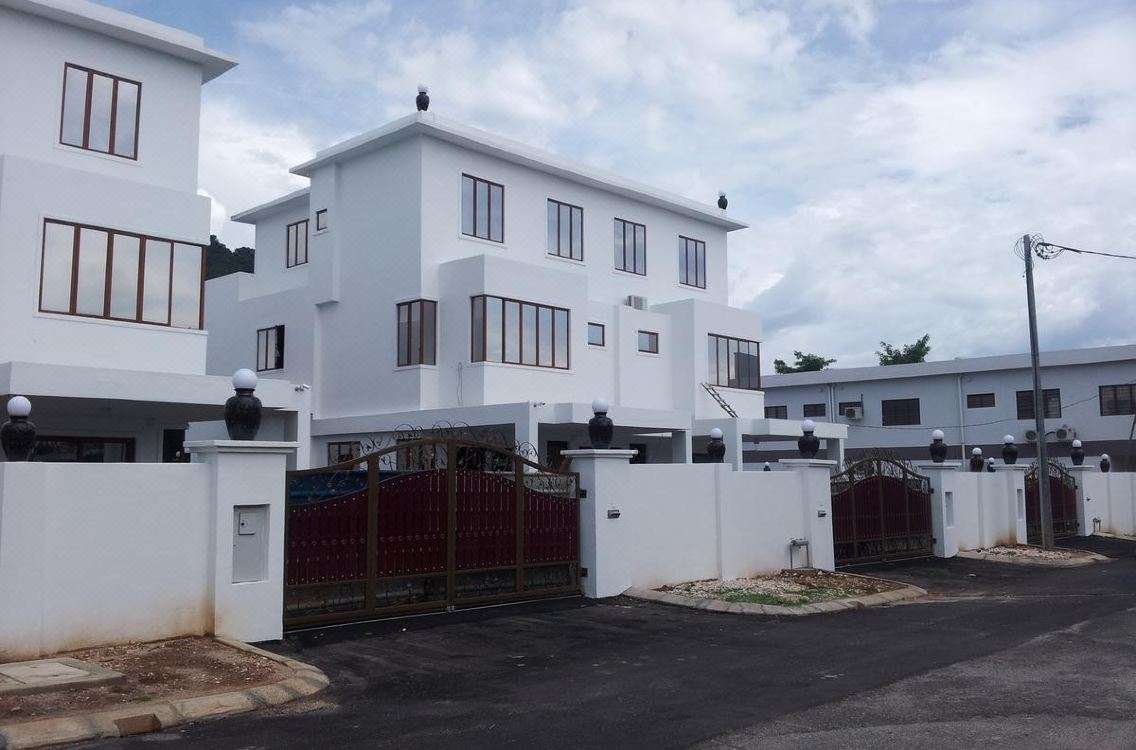 White House Homestay