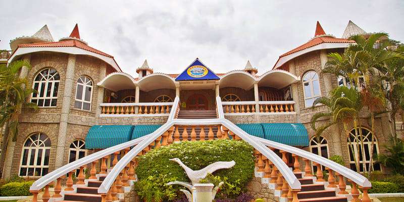 Celebrity Holiday Retreat