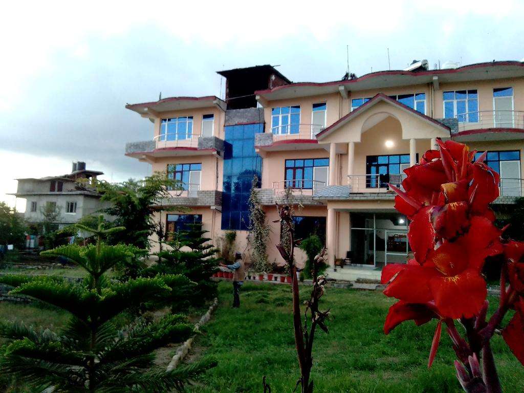 Scenic Stay in the Lap of Dhauladhar Ranges, Bir Billing