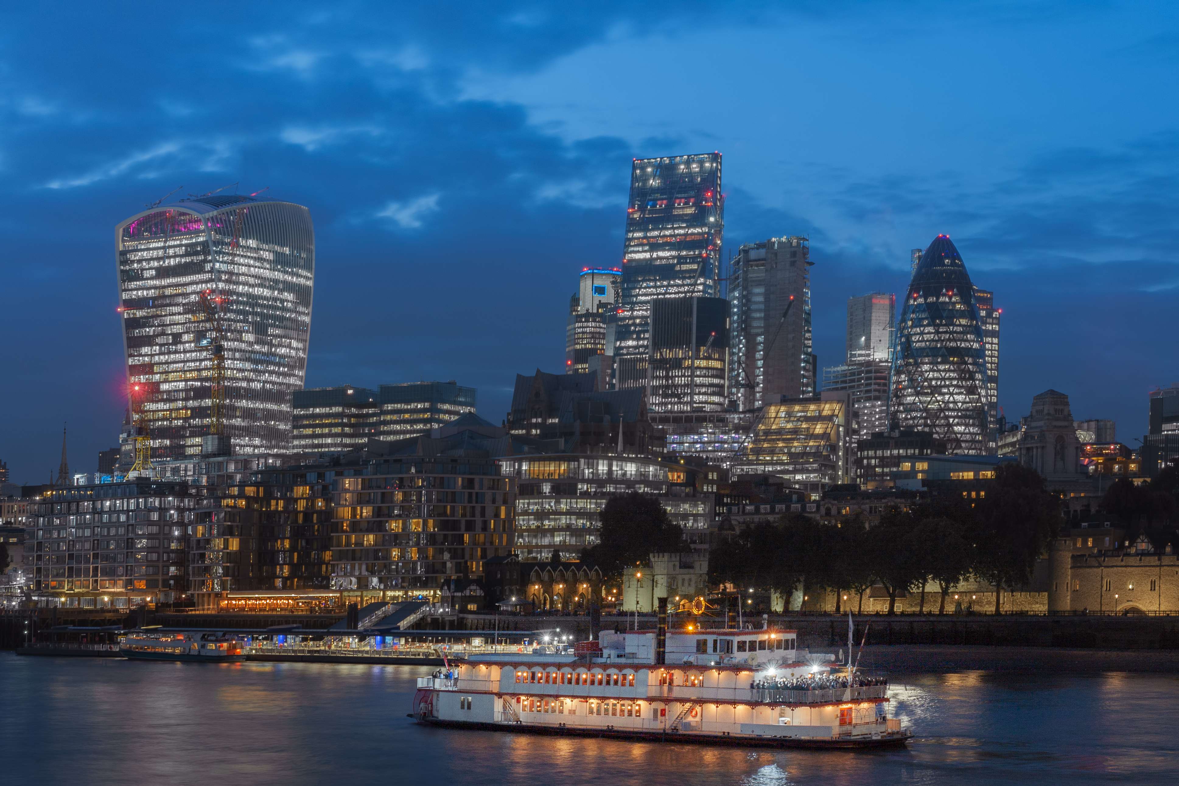 Enjoy A Dinner Cruise At River Thames