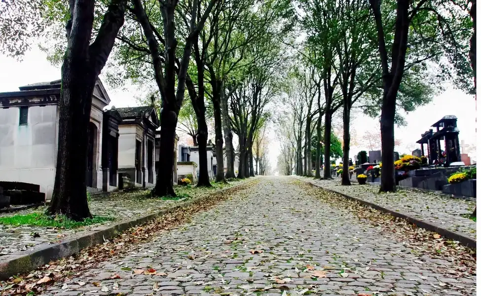 Stroll through the Père Lachaise Cemetery