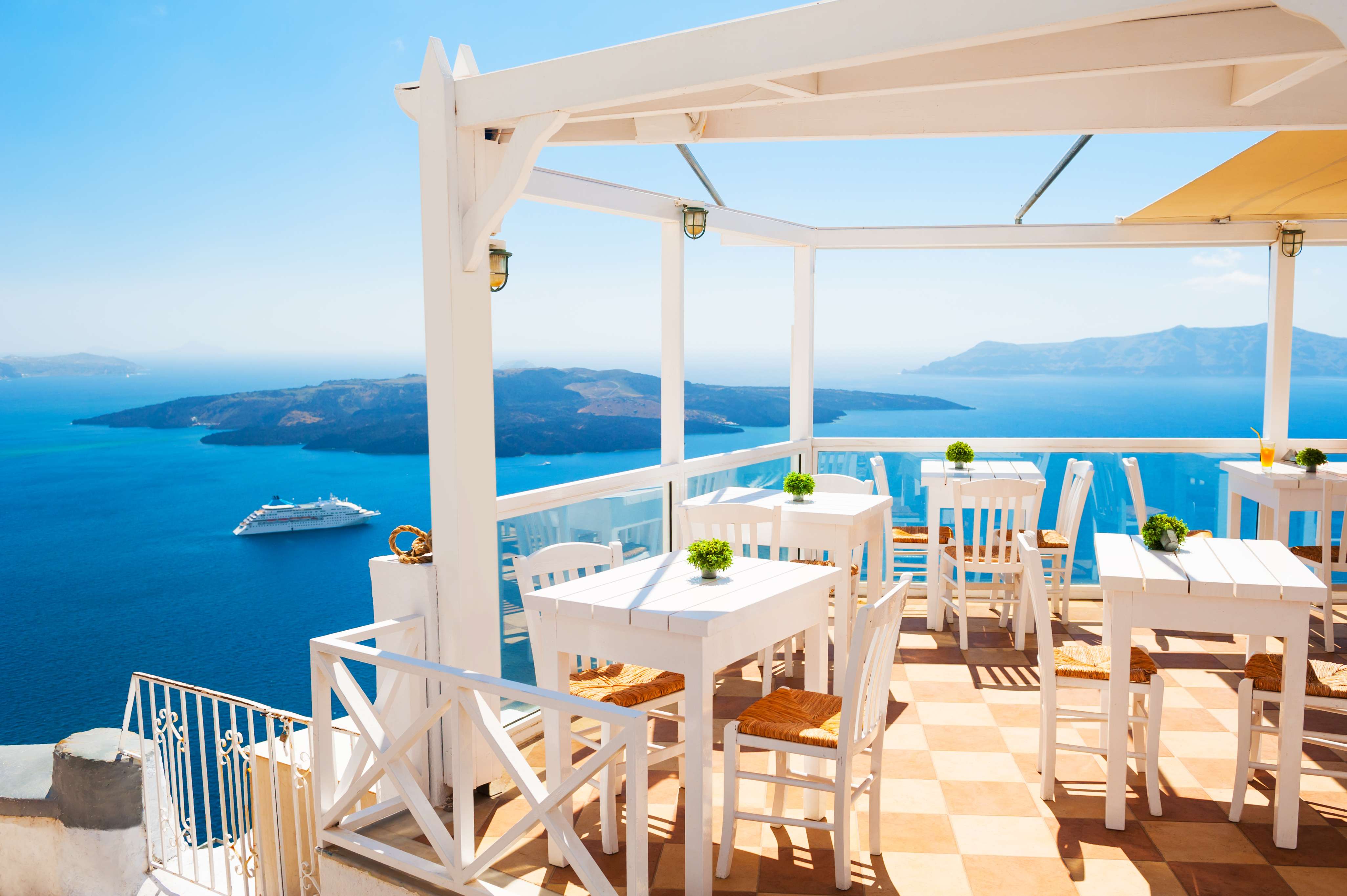 15 Cafes in Santorini for Quenching Coffee and Titbits!