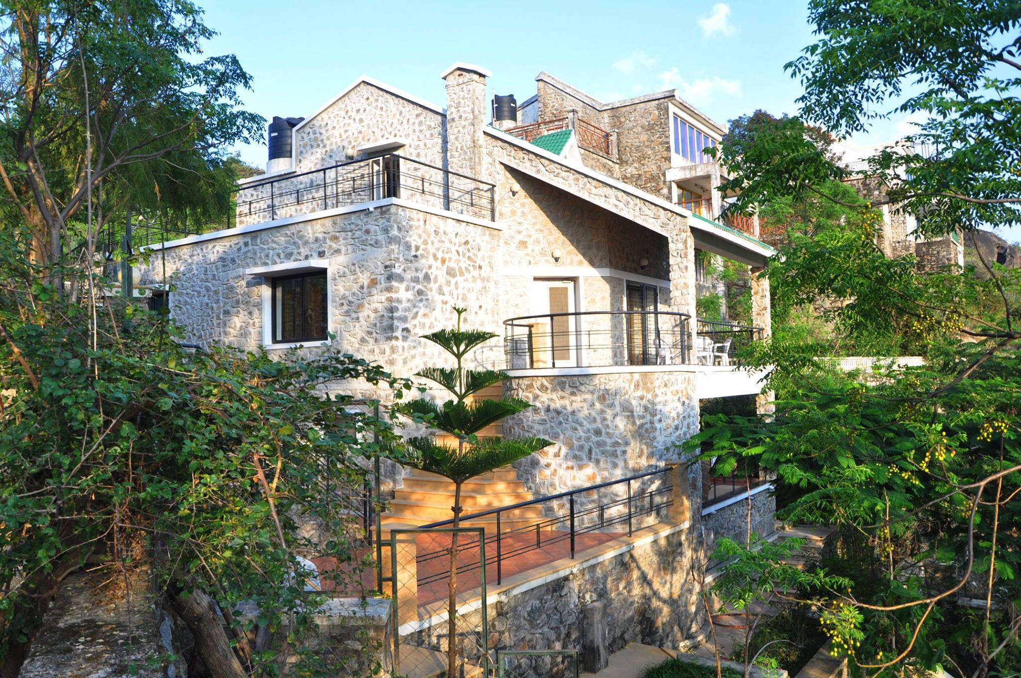 The Colonial Manek Manor